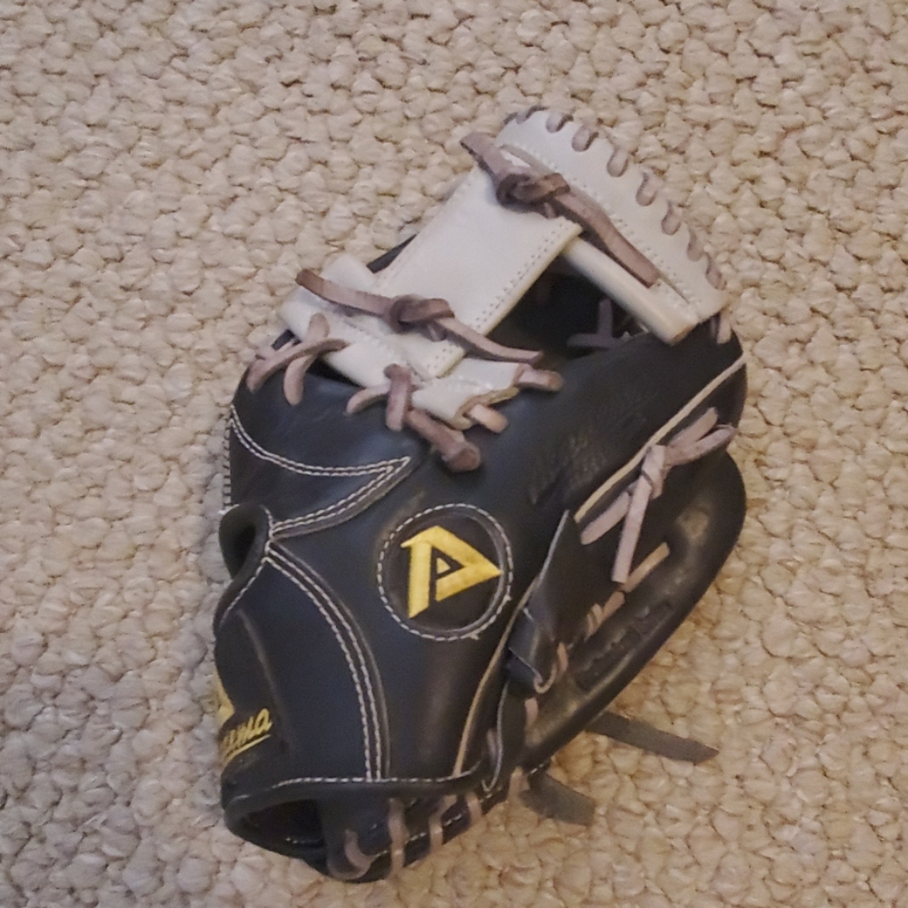 Akadema fielding glove in great condition